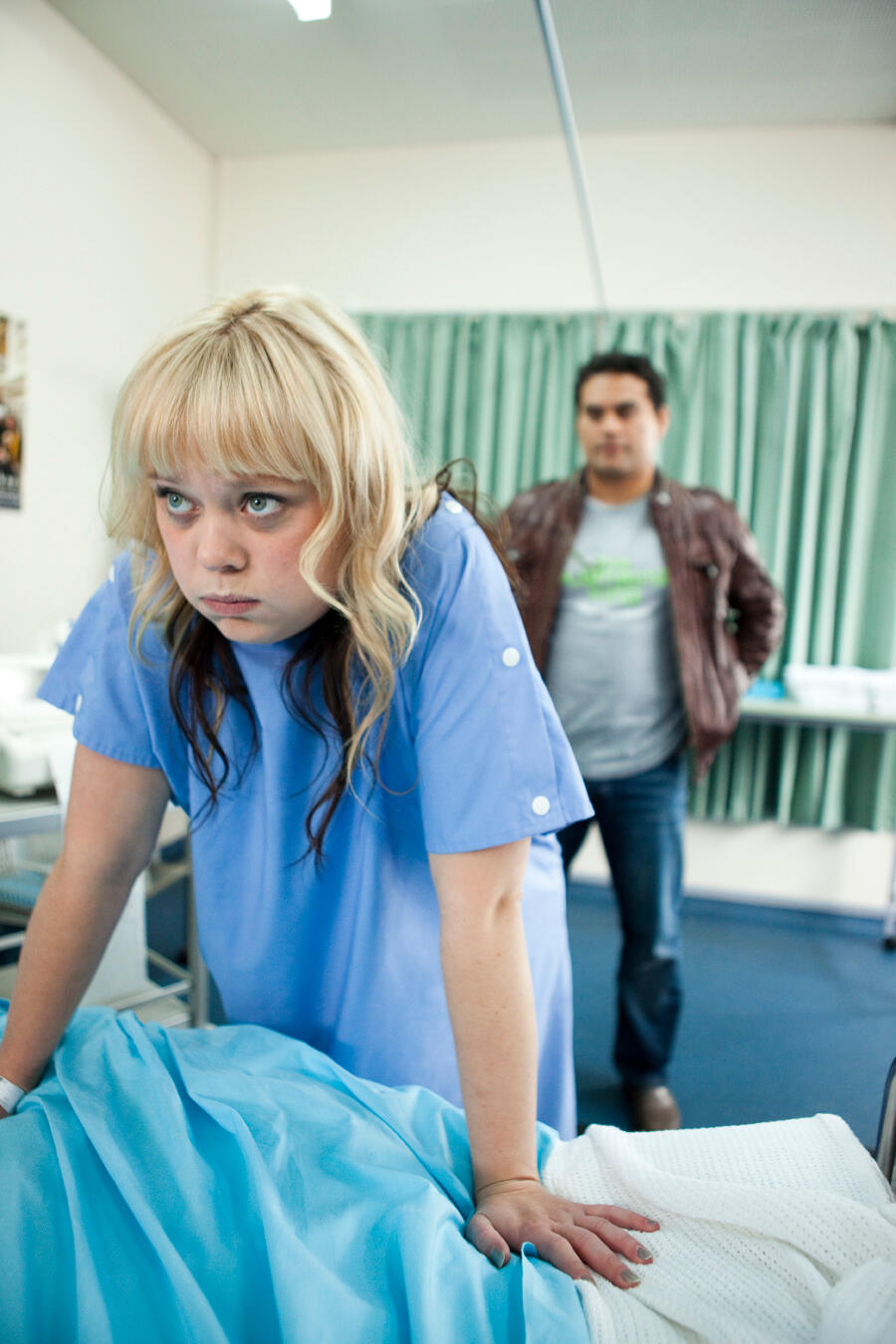 9 NT2 9 ep 9 (Romy Hooper as Courtney, Blair Strang as Brian)