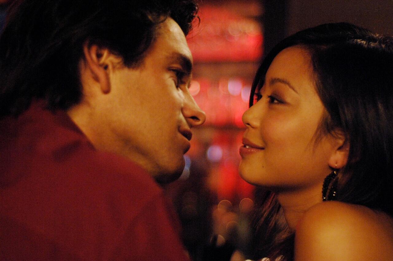 9l S1E9 OF Ep 9q (Jethro (Antony Starr) and Tracey (Michelle Ang))