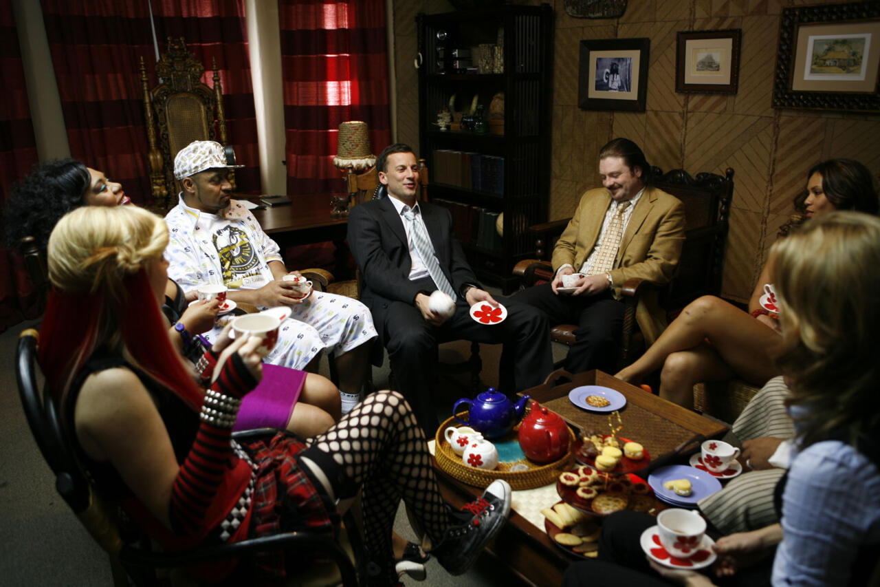 Image9g_S1E11 - DI ep11j (The gang drinks spiked tea)